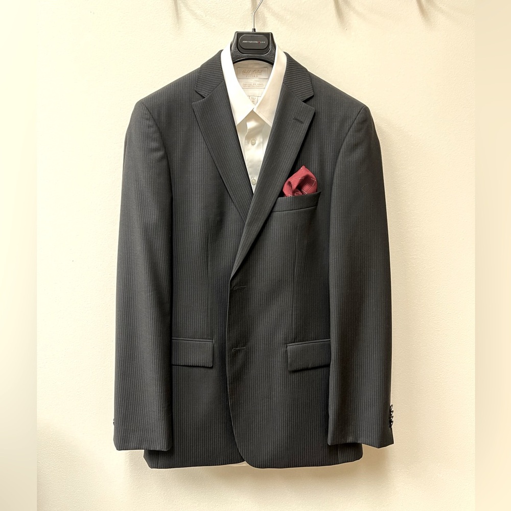 Italian Hugo Boss suit. 40L (shirt and pocket square not included.)